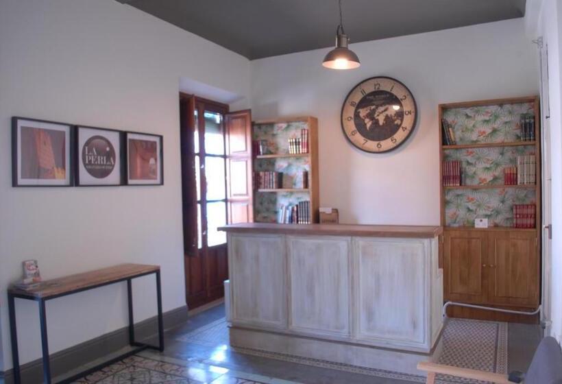 مسافرخانه La Perla Granada Suites