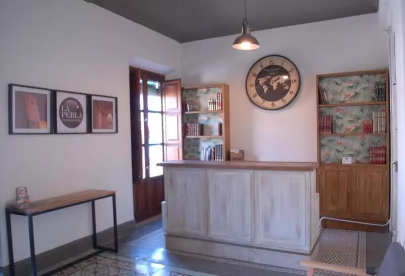 Hôtel (catégorie 1/2 *) La Perla Granada Suites