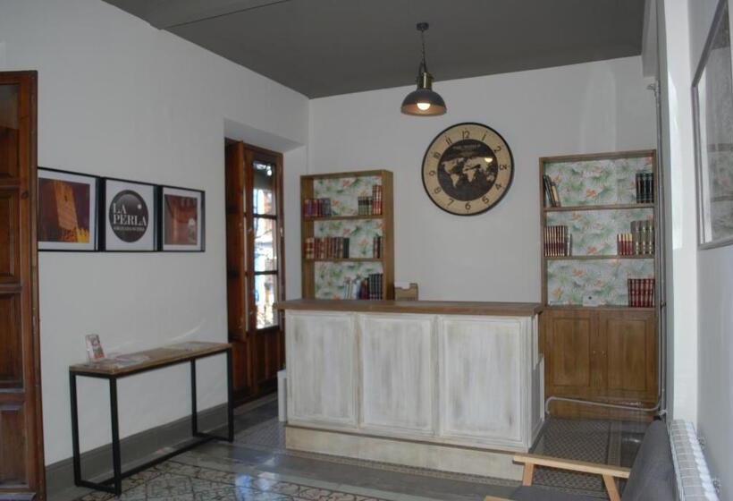 مسافرخانه La Perla Granada Suites