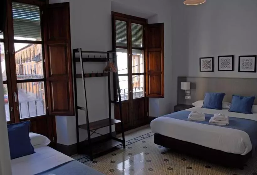 Hôtel (catégorie 1/2 *) La Perla Granada Suites