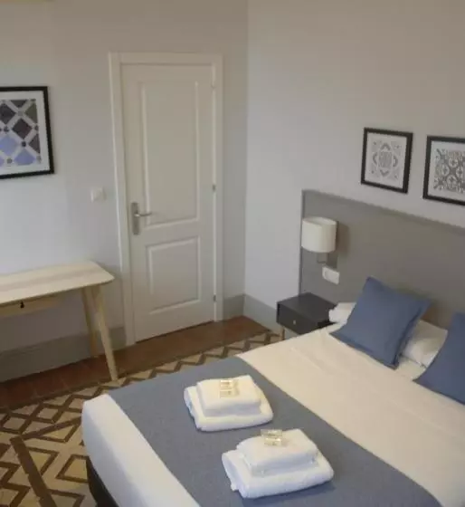 Hôtel (catégorie 1/2 *) La Perla Granada Suites