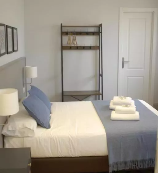 Hôtel (catégorie 1/2 *) La Perla Granada Suites