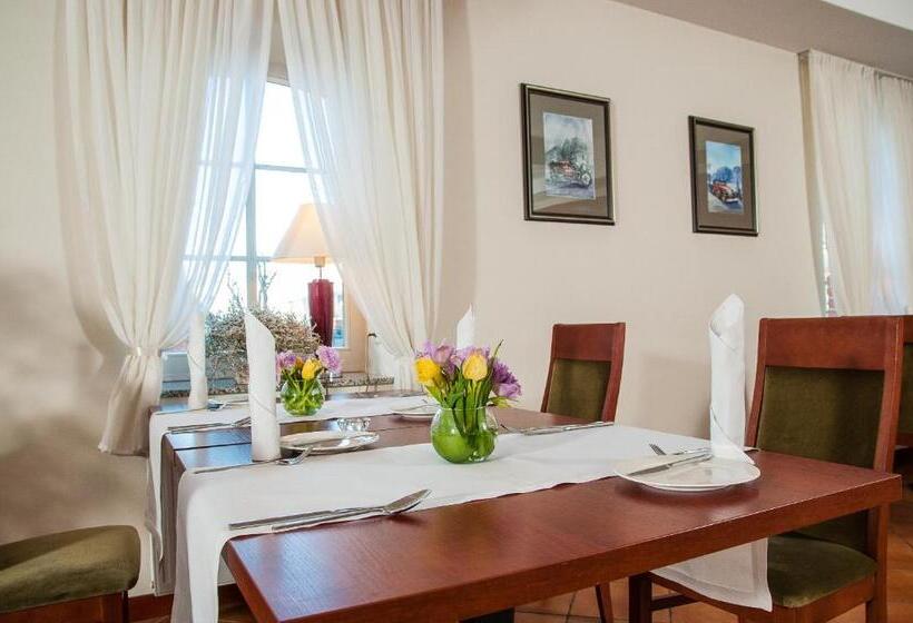 בית מלון כפרי Hugo Business & Spa