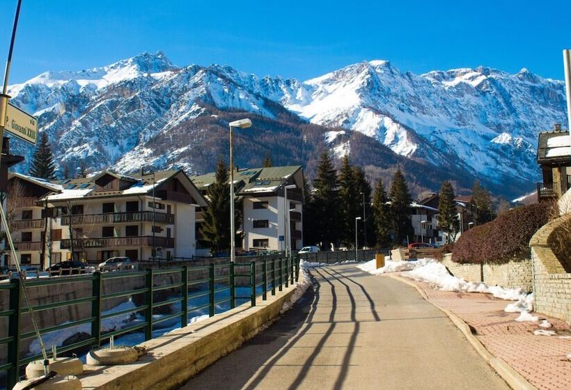 Bramé La Fam 32 Few Steps From Skiing   Happy Rentals