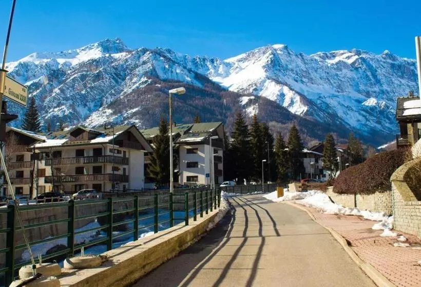 Bramé La Fam 32 Few Steps From Skiing   Happy Rentals