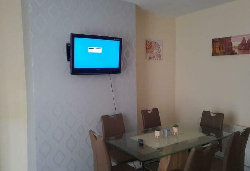 Rest House In Clayton Le Moors Accrington Free Wifi, Free Parking