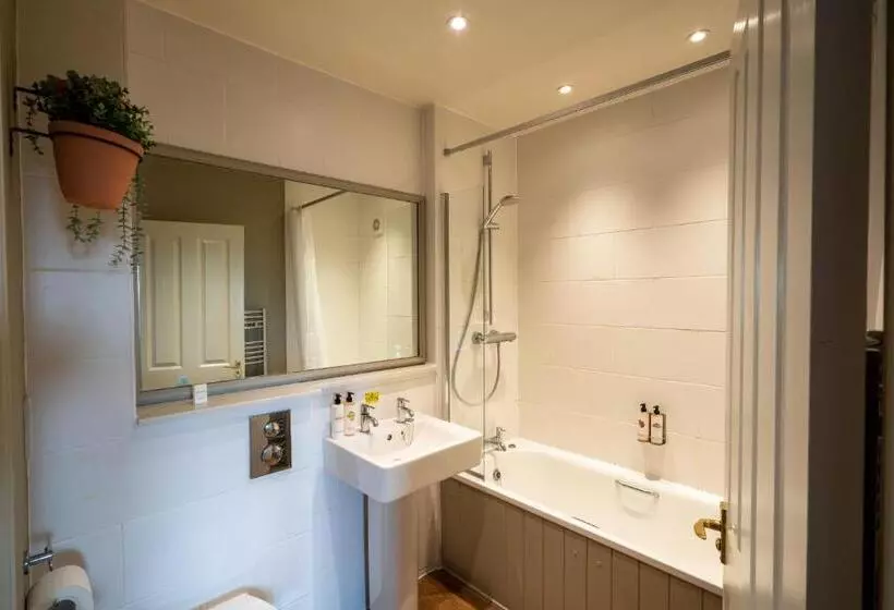 Retkeilymaja Crown Inn At Tolldown