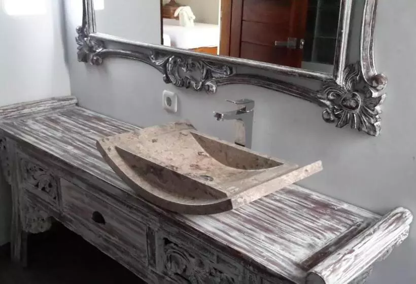 پانسیون Amed Beach Villa