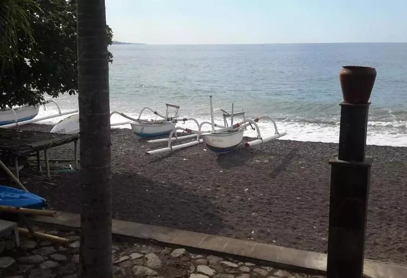 پانسیون Amed Beach Villa