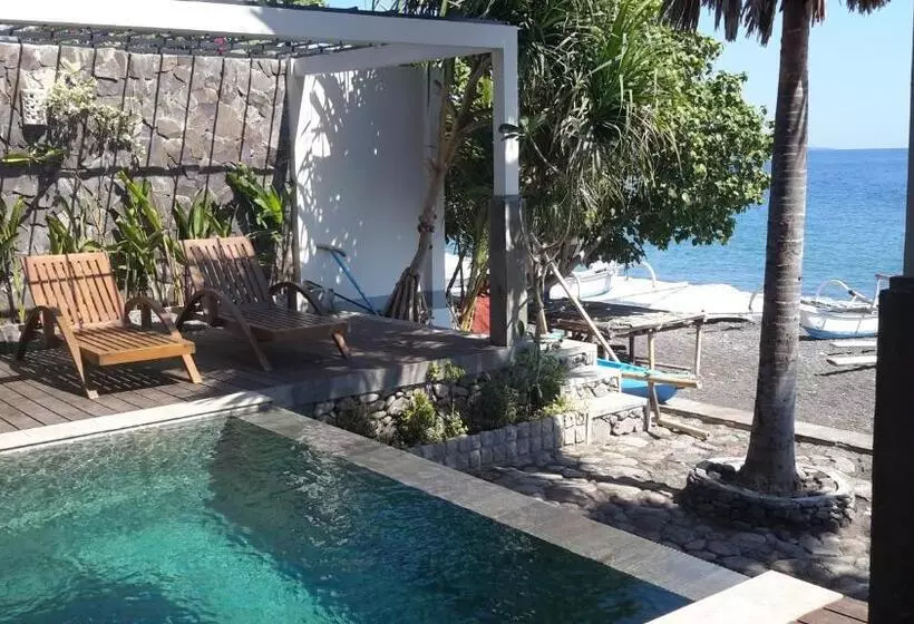 پانسیون Amed Beach Villa