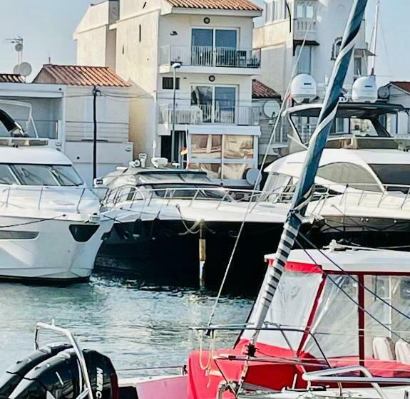 Appartement 80 M2,port Rhodes D 2 Chambres, Terrasse Panoramique, Vue Sur Le Canal Principal D’empur