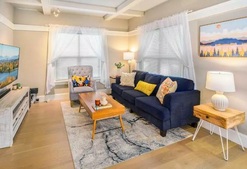 Upgraded Home With 5 Br 4 Bath 4 Free Gated Parking Space, Family,ev,rv Friendly