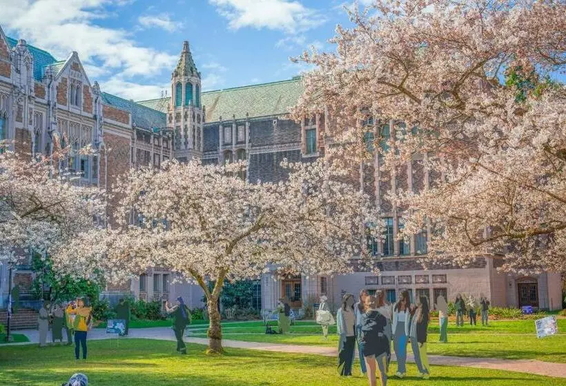 Upgraded Home With 5 Br 4 Bath 4 Free Gated Parking Space, Family,ev,rv Friendly