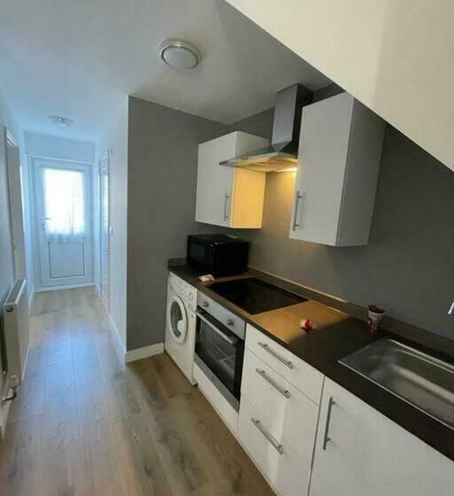 Basingstoke 1x Double Bed And Sofa Bed