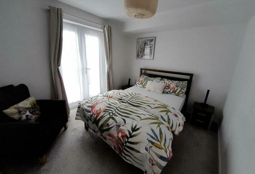 City Centre Apartment With South Facing Patio Close To The Harbour