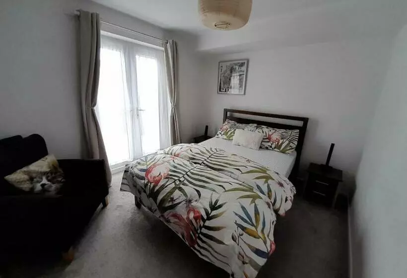 City Centre Apartment With South Facing Patio, 10 Minutes Walk To The Harbour