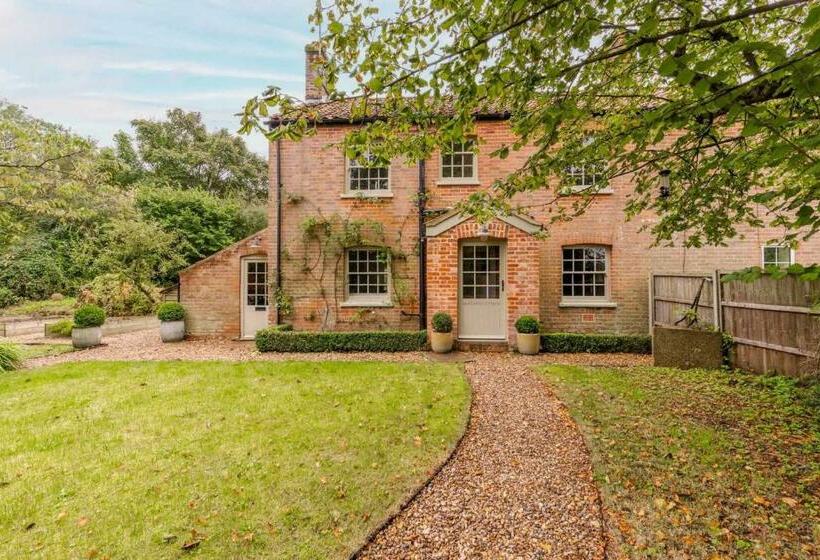 Host & Stay   Haclins Cottage