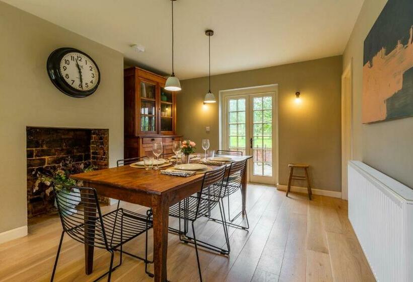 Host & Stay   Haclins Cottage