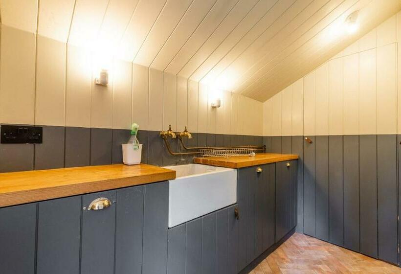 Host & Stay   Haclins Cottage