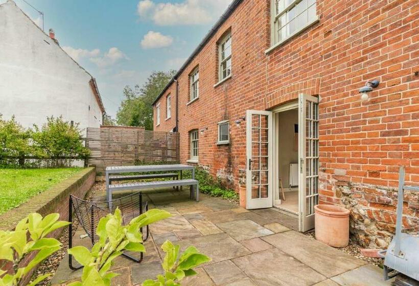 Host & Stay   Haclins Cottage