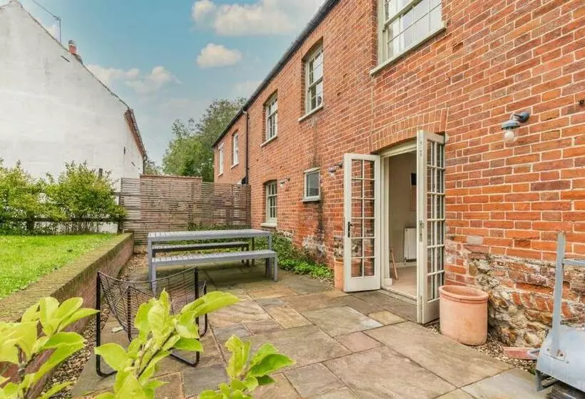 Host & Stay   Haclins Cottage