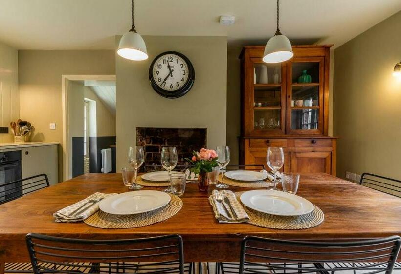 Host & Stay   Haclins Cottage