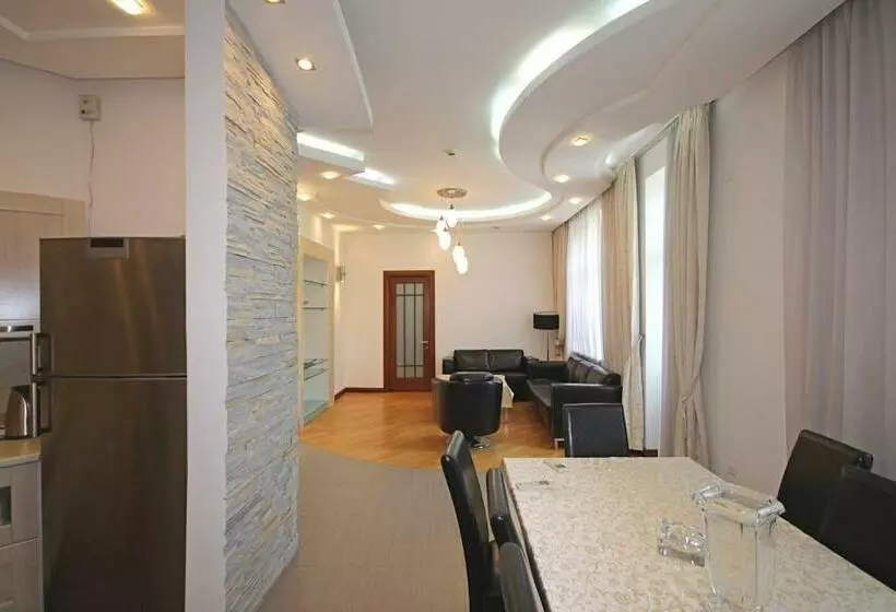 прекрасная 4 ех комнатная квартира в самом центре