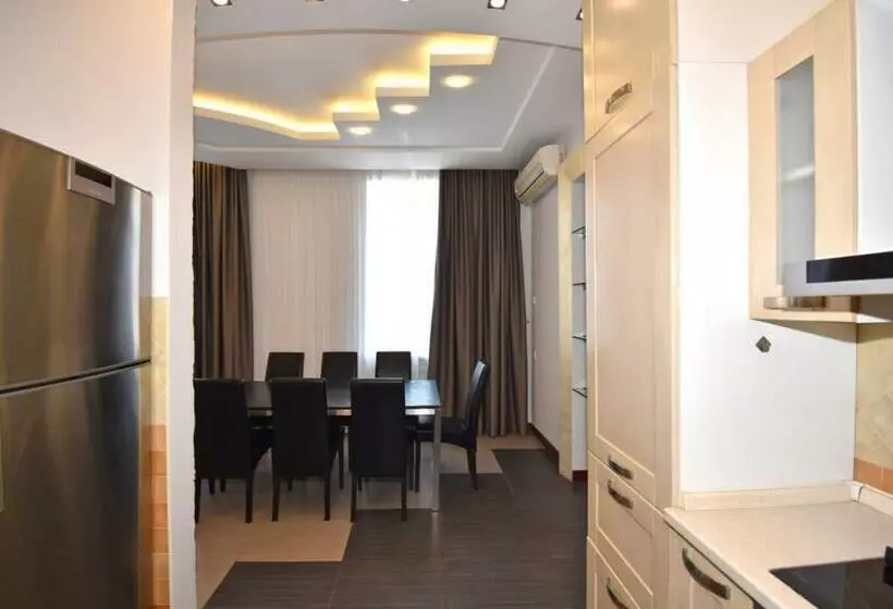 прекрасная 4 ех комнатная квартира в самом центре