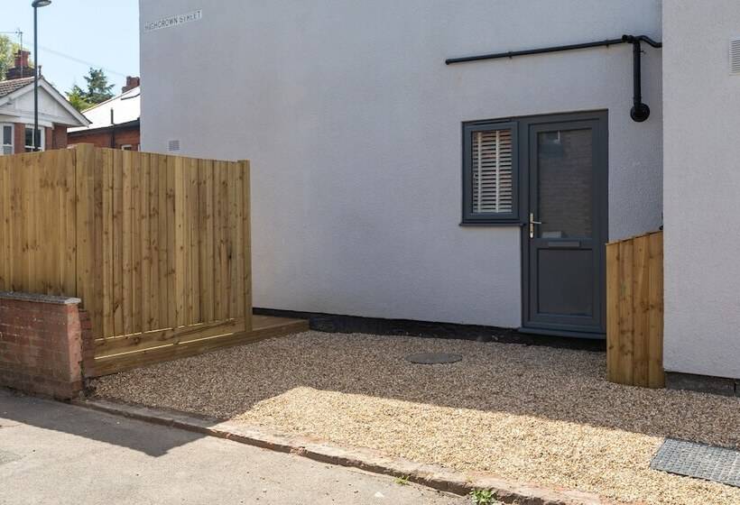 The Hideout   Free Parking