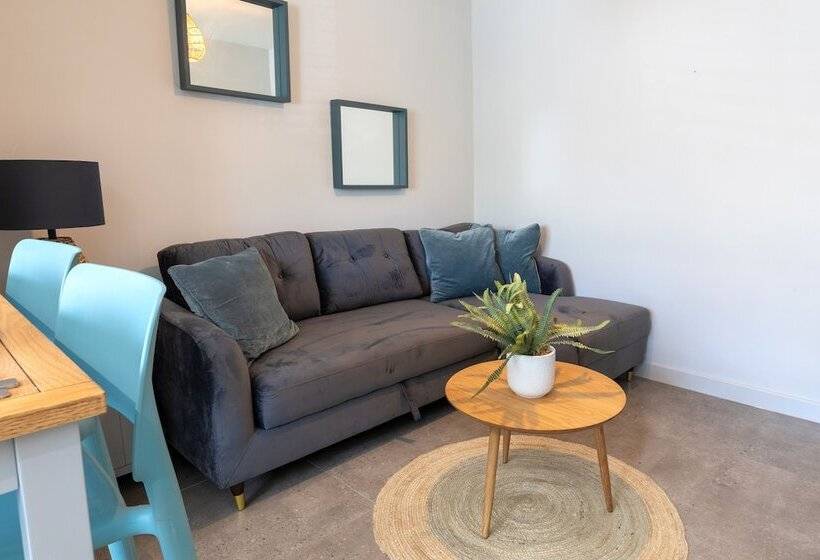 The Hideout   Free Parking