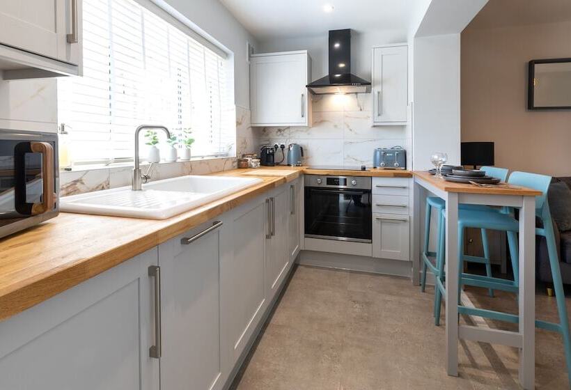 The Hideout   Free Parking