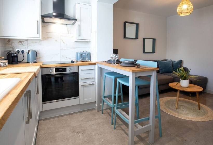 The Hideout   Free Parking