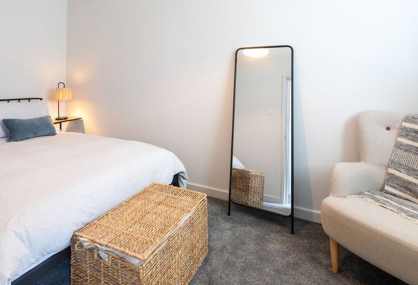 The Hideout   Free Parking