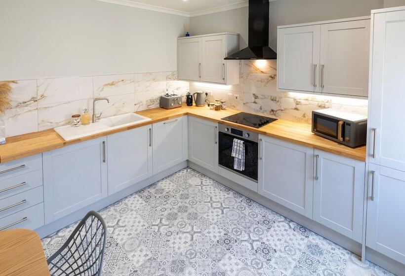 The Hideout   Free Parking