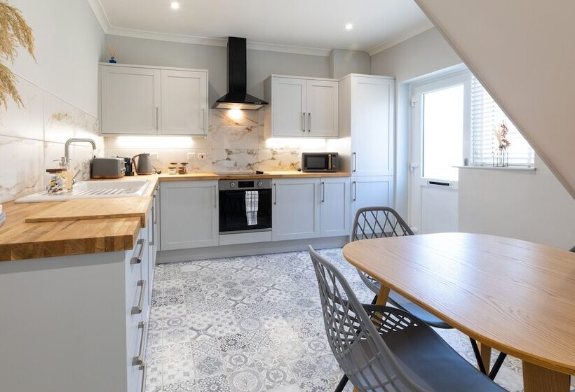 The Hideout   Free Parking