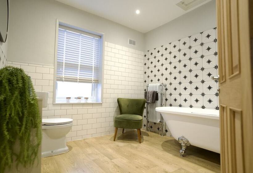 The Hideout   Free Parking