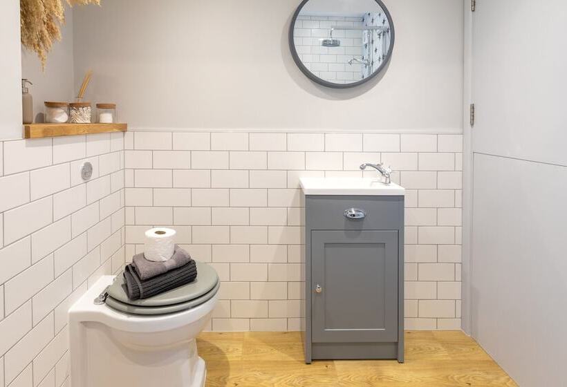 The Hideout   Free Parking