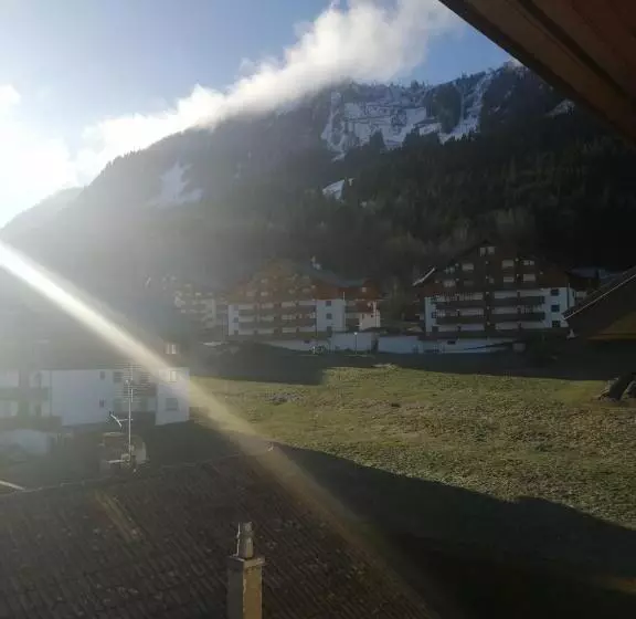 Le Balcon Des Memises