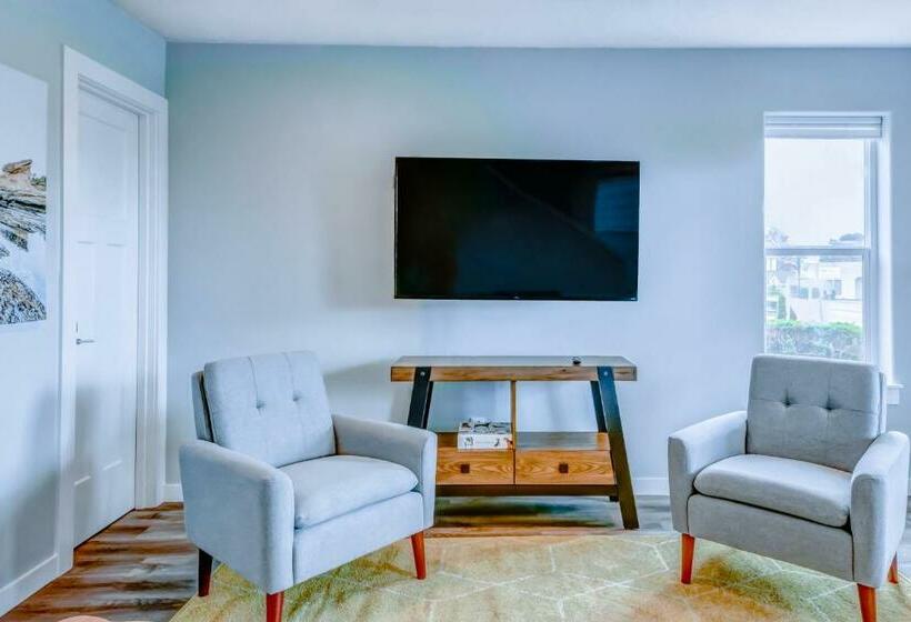 New Tri Level Home With Ocean View And 3 En Suite Bedrooms!