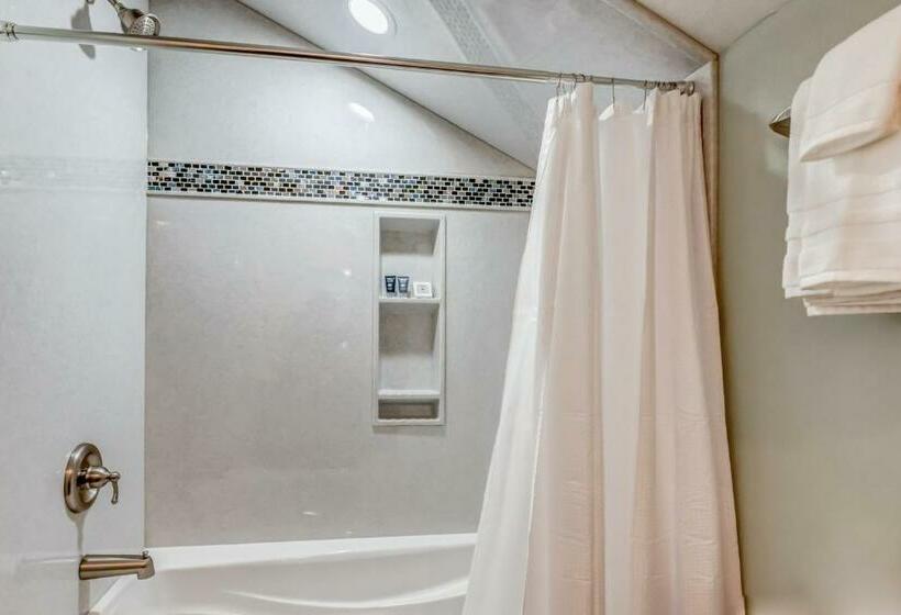 New Tri Level Home With Ocean View And 3 En Suite Bedrooms!