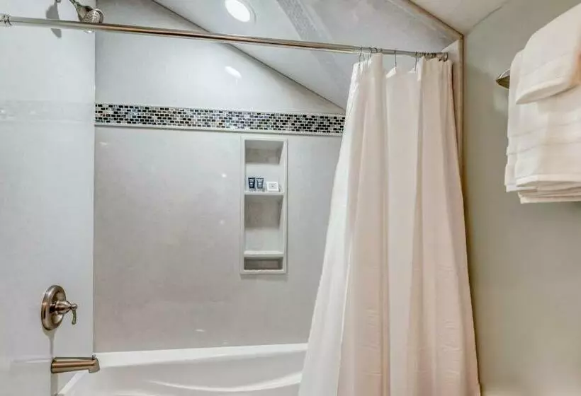 New Tri Level Home With Ocean View And 3 En Suite Bedrooms!