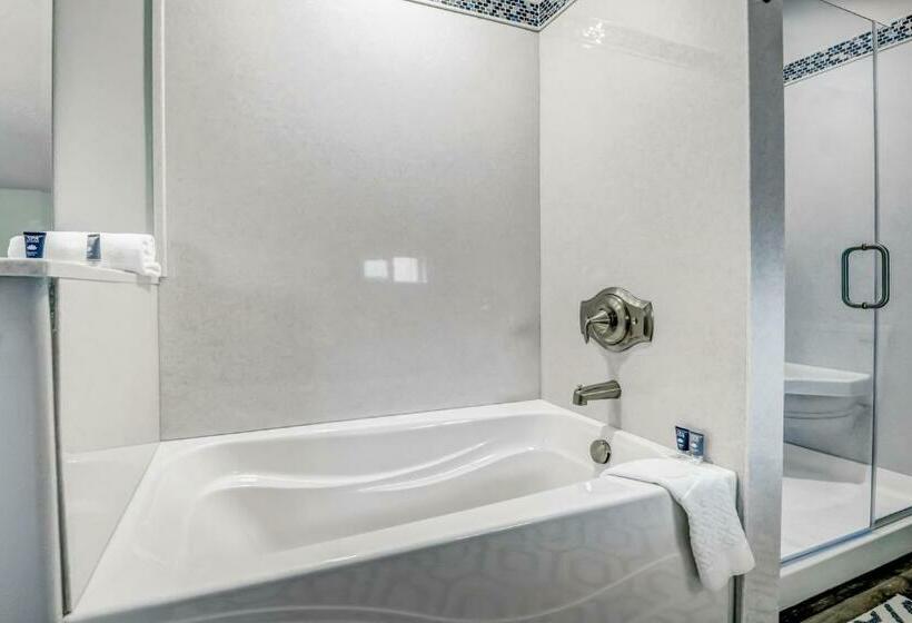 New Tri Level Home With Ocean View And 3 En Suite Bedrooms!