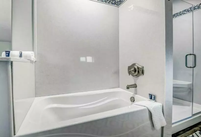 New Tri Level Home With Ocean View And 3 En Suite Bedrooms!