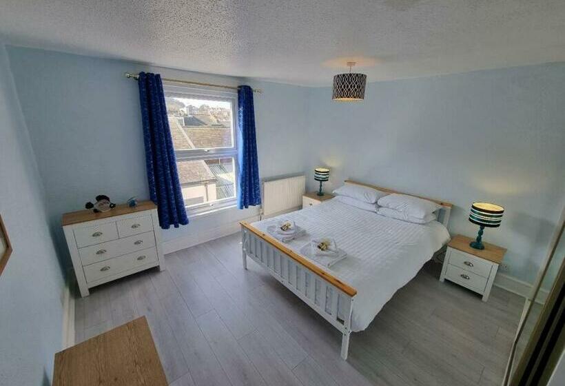 Sea Views, Big 2 Bed Flat Close To Beach & Harbour