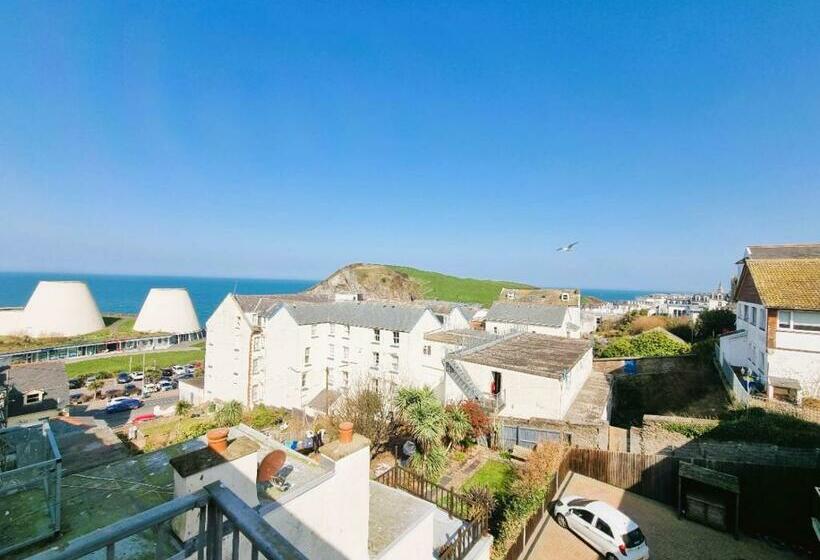Sea Views, Big 2 Bed Flat Close To Beach & Harbour