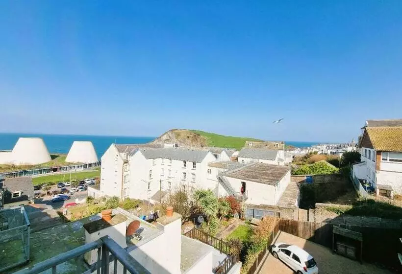 Sea Views, Big 2 Bed Flat Close To Beach & Harbour