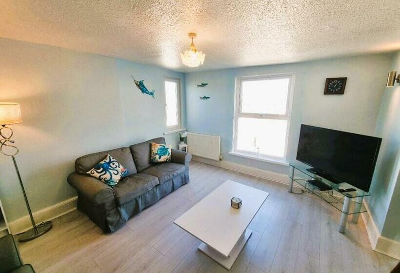 Sea Views, Big 2 Bed Flat Close To Beach & Harbour