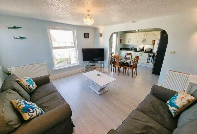 Sea Views, Big 2 Bed Flat Close To Beach & Harbour