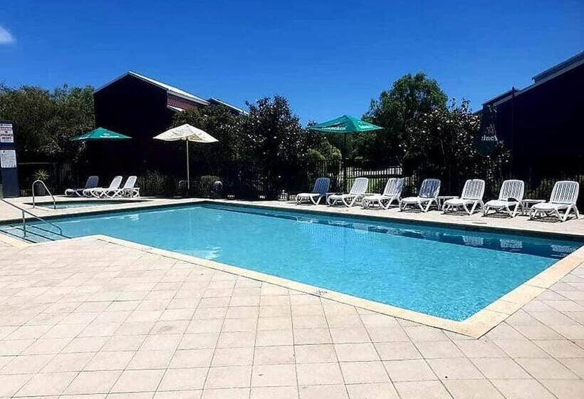 South West Getaway! Pool, Tennis & Foxtel