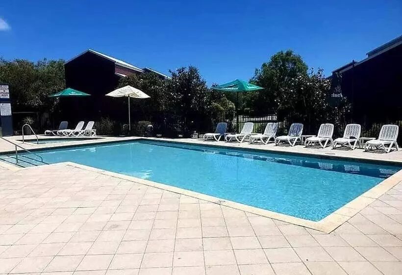 South West Getaway! Pool, Tennis & Foxtel